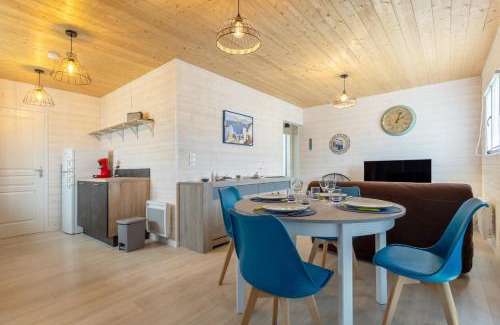 Plobannalec-Lesconil Ski Chalet | Cozy Chalet Just 2km from the Beach - Family Friendly Stay