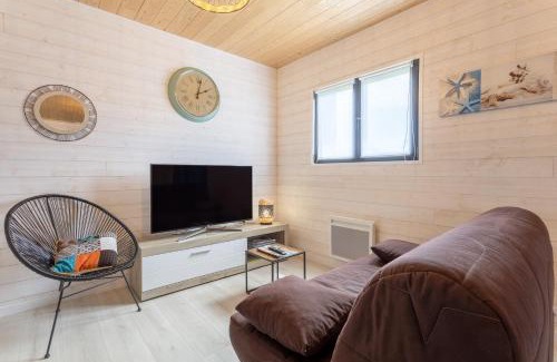 Plobannalec-Lesconil Ski Chalet | Cozy Chalet Just 2km from the Beach - Family Friendly Stay