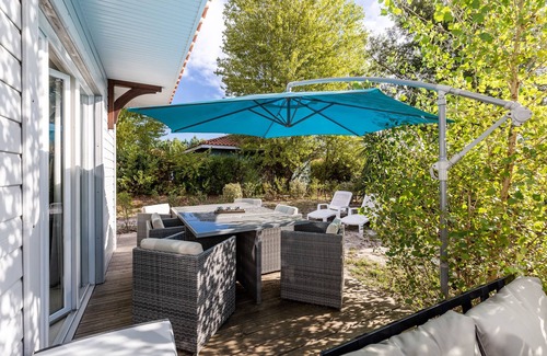 Parentis-en-Born House | Elegant Chalet 'Bois lac de Biscarrosse' with Pool & Wi-Fi
