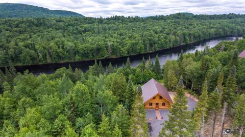 Mauricie Ski Chalet | Unique Chalet with Spa and Hot Tub in Scenic Surroundings