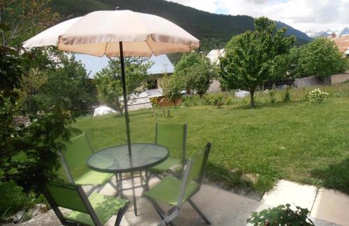 Forville Ski Chalet | Cozy Le Chalet: Pet & Child Friendly Retreat Awaits You