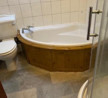 Luton House | Spacious Chalet Bungalow for 14 with Hot Tub & More