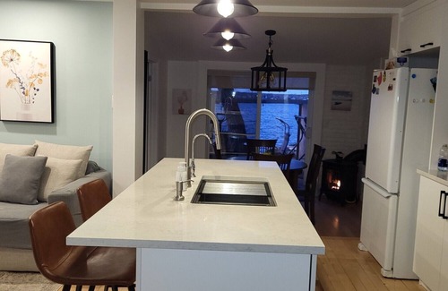 Salaberry De Valleyfield Ski Chalet | Idyllic Chalet au Bord de L'eau: Family-Friendly Retreat