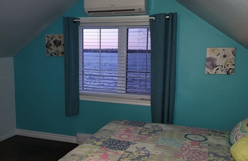 Salaberry De Valleyfield Ski Chalet | Idyllic Chalet au Bord de L'eau: Family-Friendly Retreat