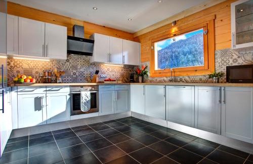 Saint-Jean-de-Sixt Ski Chalet | Discover Chalet Carter: Pet-Friendly Retreat with Hot Tub