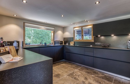 Les Houches Ski Chalet | Chalet Castor: Prime Ski-In/Ski-Out 4 Bedroom Retreat