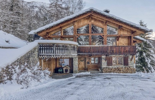 Les Houches Ski Chalet | Chalet Castor: Prime Ski-In/Ski-Out 4 Bedroom Retreat