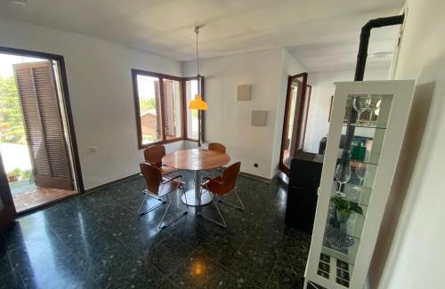 Tamarit House | Cozy Chalet by the Beach with Garden and BBQ for Families