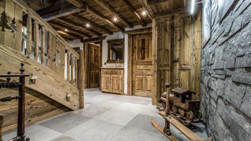 Chamonix-Mont-Blanc Ski Chalet | Indulge at Chalet Chal'heureux + Annexe - 4-Star Retreat