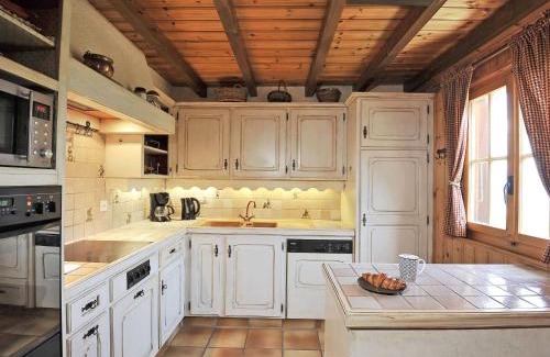 Moleson Ski Chalet | Cozy Chalet Le Chamois: Pet Friendly with Kitchen Amenities