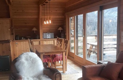 Allos Ski Chalet | Chalet Chaleureux: Breathtaking Views & Family-Friendly Perks