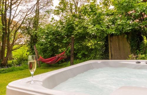 Brazzacott Ski Chalet | Cozy Chalet Chestnut Lodge with Hot Tub and Ocean View