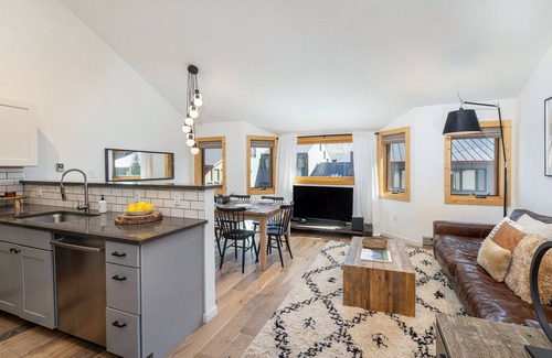 Telluride Condo | Chalet Chic: Walk to River, Pool & Spa - Rated 9.8/10!