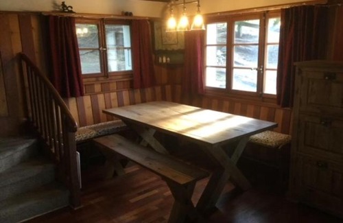 Vercorin Ski Chalet | Chalet Chouc'le: Cozy Getaway with Kitchen & Breakfast