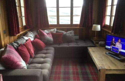 Vercorin Ski Chalet | Chalet Chouc'le: Cozy Getaway with Kitchen & Breakfast