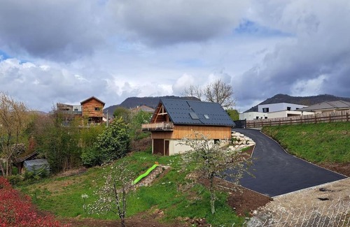 Coublevie Ski Chalet | Oceanfront Chalet with Large Terrace & Private Parking