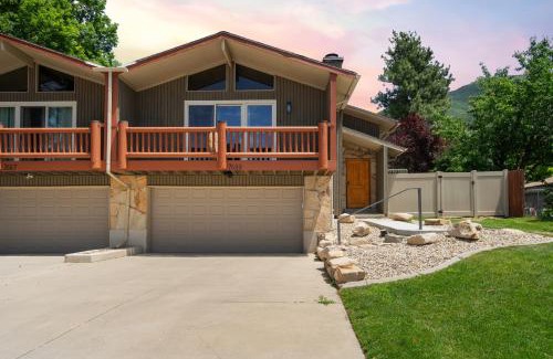 Cottonwood Heights Ski Chalet | Cozy Chalet Near Resorts with Hot Tub & Family-Friendly Amenities