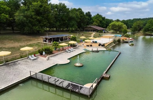 Bretagne-d'Armagnac RV Rental | Chalet 'Club 5 Personnes 90' with Private Terrace, Private Garden and Wi-Fi