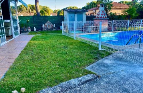 El Campillo House | Inviting Oceanfront Chalet with Pool - El Refugio de Venecia