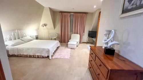 Bembrive House | Relaxing Chalet with Pool and 2000m Garden Near Ocean
