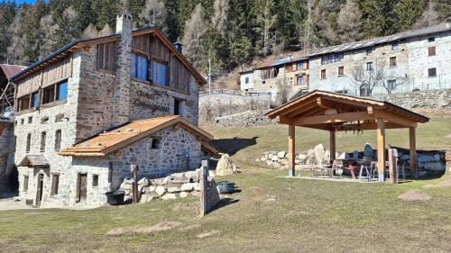 Vezza d'Oglio House | Discover Chalet Cormignano: 4-Star Stay with Spa & Hot Tub