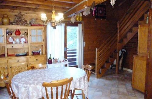 Arette Ski Chalet | Cozy Chalet in Arette with Fireplace and Child-Friendly Amenities