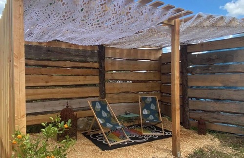Les Mages Ski Chalet | Chalet Cosy with Pool: Family-Friendly & Pet Welcoming