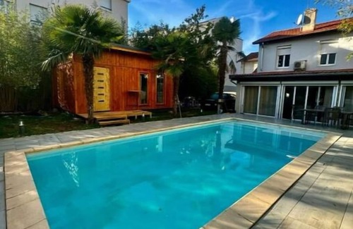 Meyzieu Centre Apartment | Cozy Chalet with Breakfast and Family-Friendly Amenities