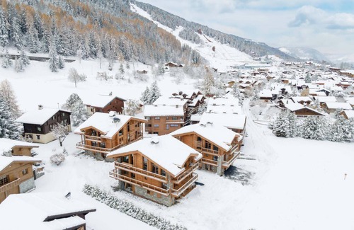 Le Praz Ski Chalet | Relaxing Stay at Chalet Courchevel with Pool & Lake Views