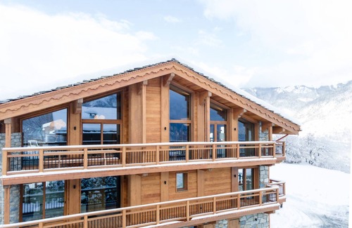 Le Praz Ski Chalet | Relaxing Stay at Chalet Courchevel with Pool & Lake Views
