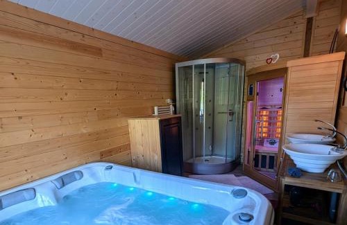 Fougerolles-Saint-Valbert House | Chalet détente avec spa et sauna près des 1000 Étangs - FR-1-583-468