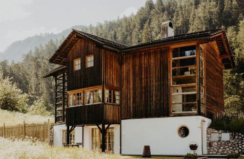 La Valle Apartment | Chalet d'Ert: 4-Star Getaway with Hot Tub & Family Fun