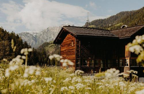 La Valle Apartment | Chalet d'Ert: 4-Star Getaway with Hot Tub & Family Fun