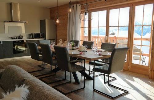 Villard-Reculas Ski Chalet | Modern Chalet Retreat with Spa & Top-Notch Amenities