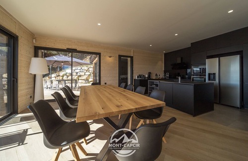 Les Angles Ski Chalet | Inviting Chalet D'exception Neuf with Panoramic Views & Jacuzzi