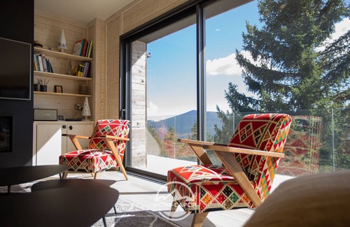 Les Angles Ski Chalet | Inviting Chalet D'exception Neuf with Panoramic Views & Jacuzzi