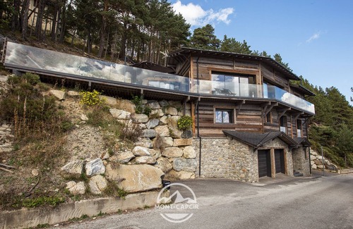 Les Angles Ski Chalet | Inviting Chalet D'exception Neuf with Panoramic Views & Jacuzzi