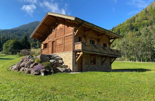 Bonnevaux Ski Chalet | Idyllic Chalet de Charme with Spa and Pet-Friendly Amenities