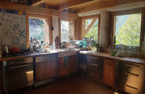 Les Vigneaux Ski Chalet | Inviting Chalet de Charme: Family-Friendly with a Kitchen