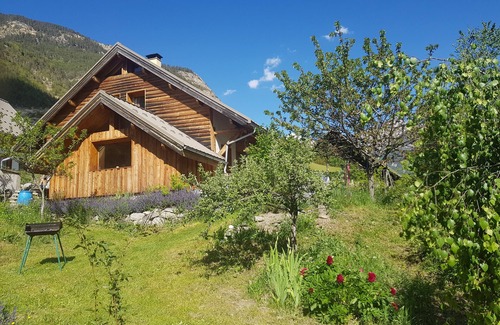 Les Vigneaux Ski Chalet | Inviting Chalet de Charme: Family-Friendly with a Kitchen