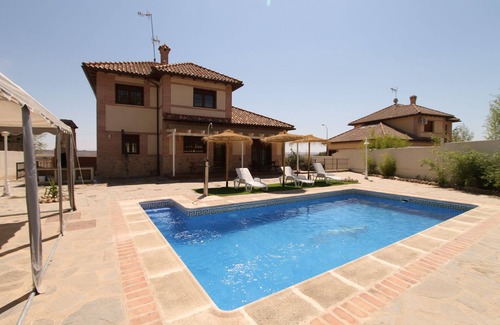 Ciempozuelos Ski Chalet | Flower Chalet: Premier Stay with Ocean & Lake Views