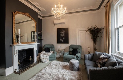 Naracoorte Bed & Breakfast | Elegant Chalet de la Ruche - Guest Rated 10/10 with Breakfast