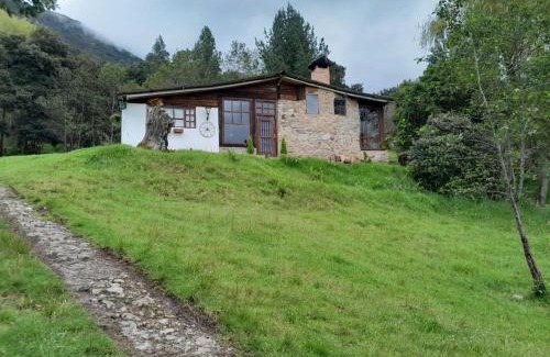 Villa de Leyva Ski Chalet | Cozy Chalet de Montaña: Pet-Friendly Family Retreat