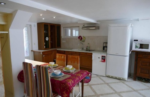 Parapluies Hotel | Experience Chalet de Paris: 9.6/10 Guest Rated Getaway