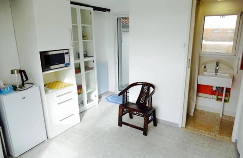 Parapluies Hotel | Experience Chalet de Paris: 9.6/10 Guest Rated Getaway