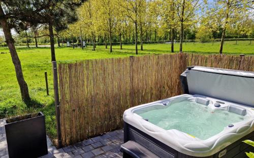Leur Ski Chalet | Inviting Chalet de Scherpenweide with Hot Tub & Breakfast