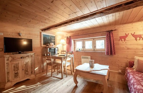 Ronco Bed & Breakfast | Chalet dei Fiori: Family-Friendly Rooms with Spa & Kitchen