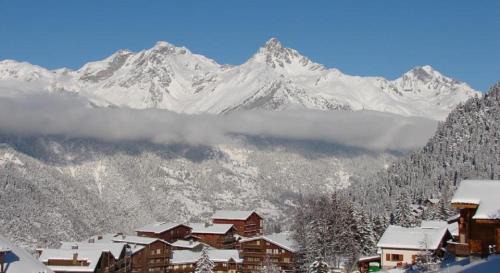 Valfrejus Apartment | Relax at Chalet Deleglise 2: Pet-Friendly & Hot Tub Haven
