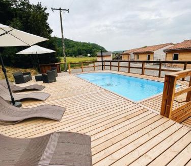 Prat-Bonrepaux Ski Chalet | Pet-Friendly Oceanfront Retreat at Chalet des Illes Seychelles