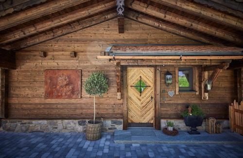 Kolling Ski Chalet | Unforgettable Retreat at Chalet Dirndl und Buam with Hot Tub